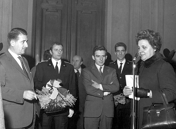 Aldo Aniasi e Luigi Borruso mentre ricevono a Palazzo Marino una delegazione di donne dell'UDI, 9 marzo 1969.